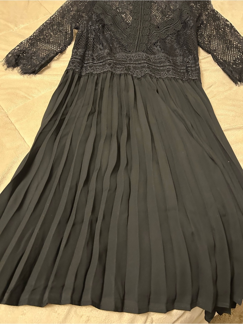 Haute Monde Black Lace Long Sleeve Pleated Evening Dress - Picture 6 of 13